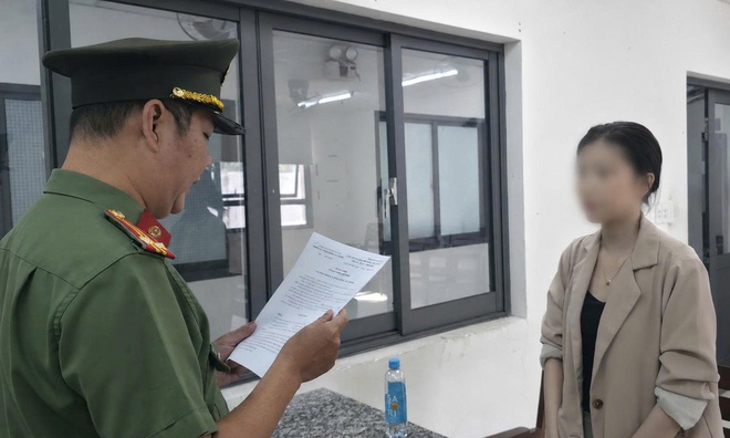 Nhờ thi hộ bằng tiếng Anh tốt nghiệp thạc sĩ, Công an TP.HCM xử lý 2 người - Ảnh 1.