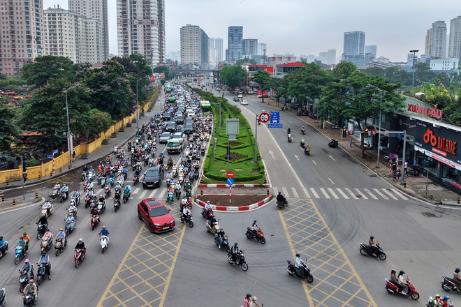 Cảnh ùn tắc ở 2 tuyến đường huyết mạch dự kiến phân luồng đảo chiều - Ảnh 8.