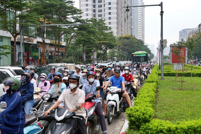 H&agrave; Nội: Cảnh &ugrave;n tắc ở 2 tuyến đường huyết mạch dự kiến ph&acirc;n luồng đảo chiều - Ảnh 4.