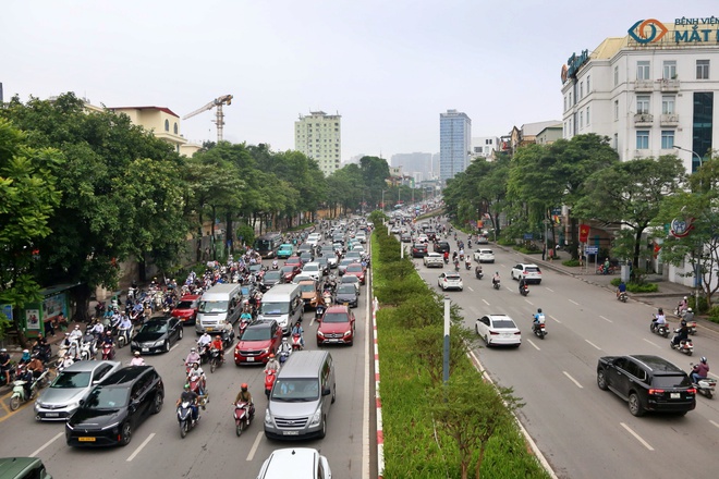 H&agrave; Nội: Cảnh &ugrave;n tắc ở 2 tuyến đường huyết mạch dự kiến ph&acirc;n luồng đảo chiều - Ảnh 13.