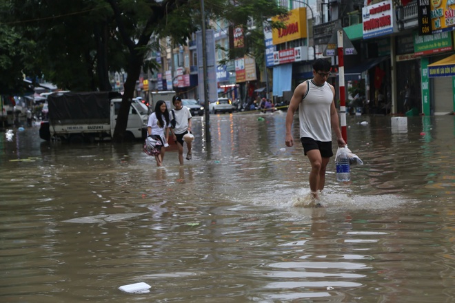 Quảng Ninh mưa lớn xối xả, ngành du lịch lao đao- Ảnh 2.