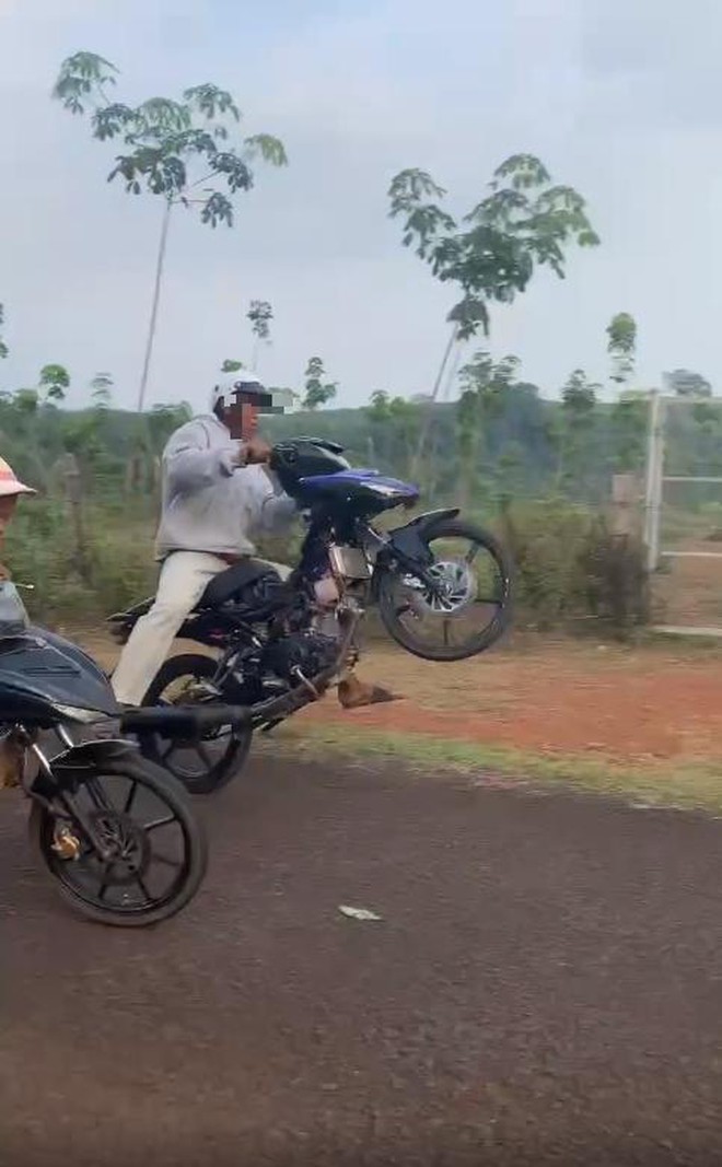 Đăng clip chạy xe tốc độ cao, bốc đầu xe m&aacute;y l&ecirc;n Facebook c&acirc;u view...v&agrave; c&aacute;i kết - Ảnh 2.