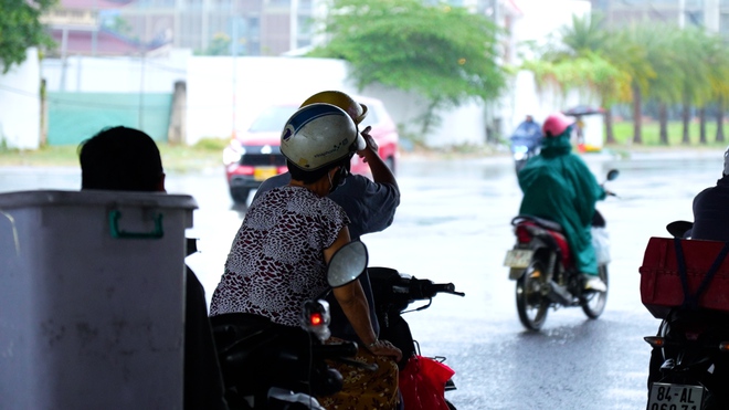TP.HCM đón mưa vàng giải nhiệt, nhiều người bất ngờ 'không kịp trở tay' - Ảnh 3.