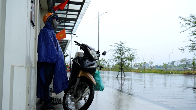 TP.HCM đón mưa vàng giải nhiệt, nhiều người bất ngờ 'không kịp trở tay' - Ảnh 2.