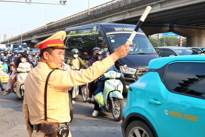 Cao tốc &ugrave;n d&agrave;i khi người d&acirc;n trở lại H&agrave; Nội sớm- Ảnh 11.