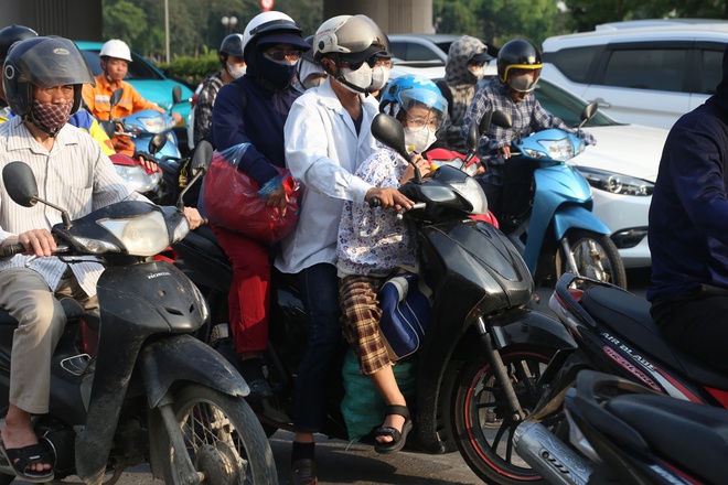 Cao tốc &ugrave;n d&agrave;i khi người d&acirc;n trở lại H&agrave; Nội sớm- Ảnh 6.