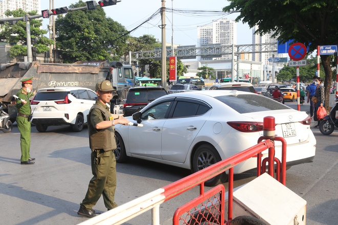 Cao tốc &ugrave;n d&agrave;i khi người d&acirc;n trở lại H&agrave; Nội sớm- Ảnh 12.