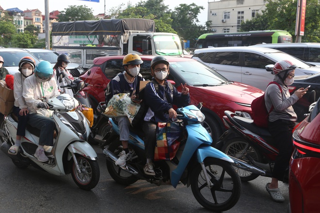 Cao tốc &ugrave;n d&agrave;i khi người d&acirc;n trở lại H&agrave; Nội sớm- Ảnh 5.
