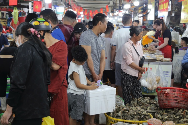 Hải sản Hạ Long giá tăng chót vót, tiểu thương ‘thu tiền mỏi tay’- Ảnh 4.