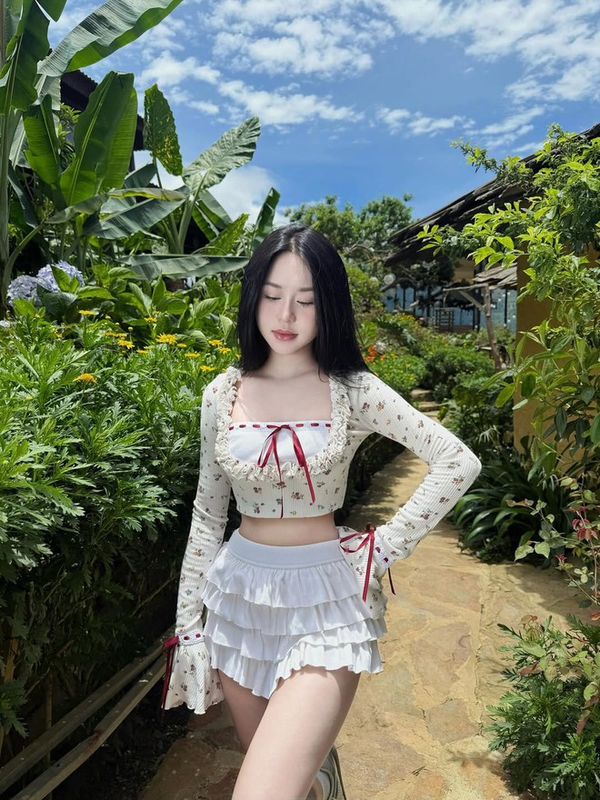 Phong cách ngày nắng cùng những thiết kế họa tiết hoa - Ảnh 6.