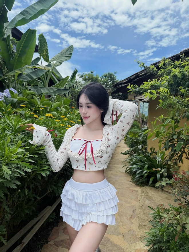 Phong cách ngày nắng cùng những thiết kế họa tiết hoa - Ảnh 7.