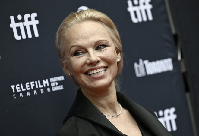 Mỹ nhân 'Playboy' Pamela Anderson lên tiếng giữa tin đồn hẹn hò Tom Cruise - Ảnh 4.