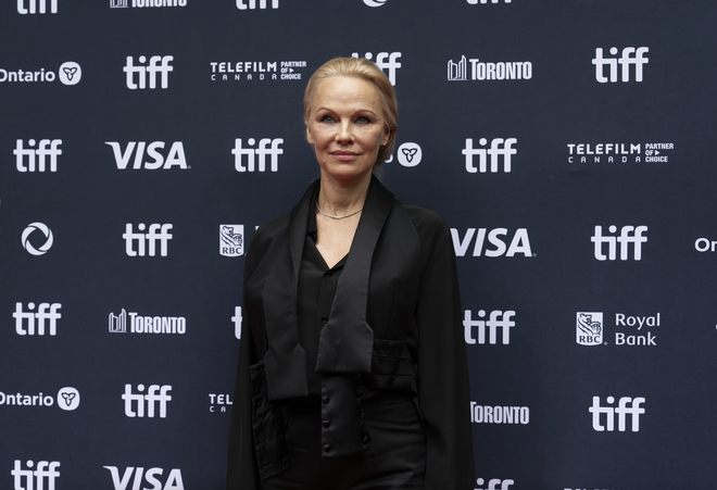 Mỹ nhân 'Playboy' Pamela Anderson lên tiếng giữa tin đồn hẹn hò Tom Cruise - Ảnh 2.