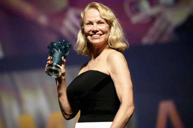 Mỹ nhân 'Playboy' Pamela Anderson lên tiếng giữa tin đồn hẹn hò Tom Cruise - Ảnh 7.