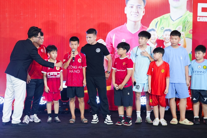 CLB CAHN c&oacute; bước đi quan trọng, Quang Hải c&ugrave;ng Nguyễn Filip rạng rỡ c&oacute; mặt- Ảnh 5.