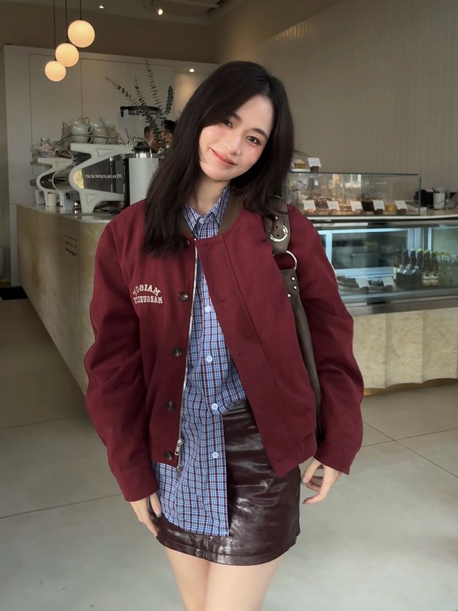 Chân váy ngắn chữ A giúp nàng tôn dáng đầy tinh tế - Ảnh 1.