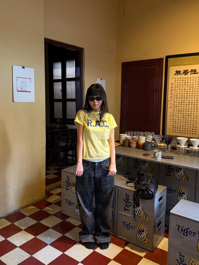 Xu hướng thời trang Y2K trở lại cùng quần cạp trễ- Ảnh 4.