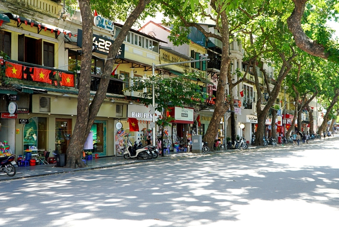Phố đi bộ hồ Gươm 'vắng như chùa bà Đanh'- Ảnh 4. Phố đi bộ hồ Gươm 'vắng như chùa bà Đanh'- Ảnh 4.