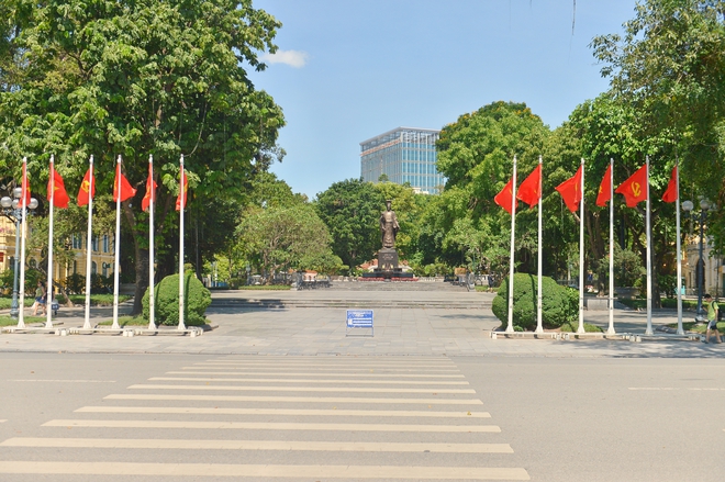 Phố đi bộ hồ Gươm 'vắng như chùa bà Đanh'- Ảnh 10. Phố đi bộ hồ Gươm 'vắng như chùa bà Đanh'- Ảnh 10.