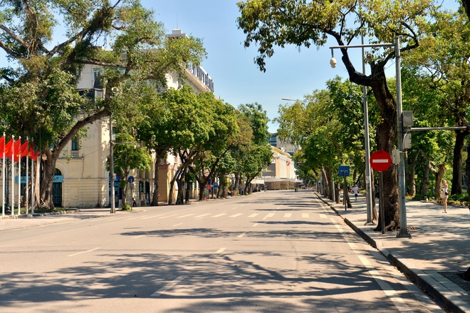 Phố đi bộ hồ Gươm 'vắng như chùa bà Đanh'- Ảnh 3. Phố đi bộ hồ Gươm 'vắng như chùa bà Đanh'- Ảnh 3.
