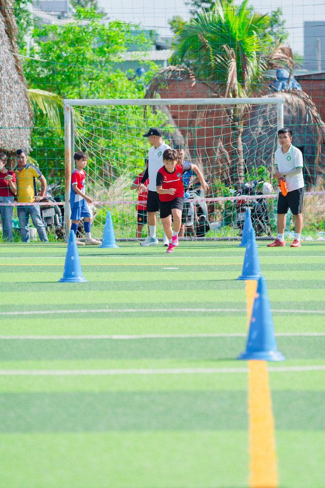Tuyển sinh cho Học viện Bóng đá Trường Tươi Đồng Nai: Bật khóc khi trúng tuyển- Ảnh 2. Tuyển sinh cho Học viện Bóng đá Trường Tươi Đồng Nai: Bật khóc khi trúng tuyển- Ảnh 2.