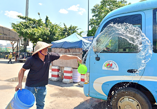 Người lao động oằn mình, kiệt sức làm việc dưới nắng nóng đỉnh điểm ở Hà Nội- Ảnh 9. Người lao động oằn mình, kiệt sức làm việc dưới nắng nóng đỉnh điểm ở Hà Nội- Ảnh 9.