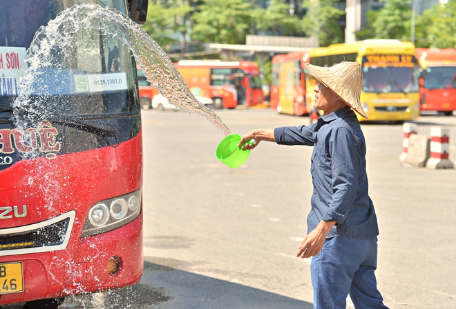 Người lao động oằn mình, kiệt sức làm việc dưới nắng nóng đỉnh điểm ở Hà Nội- Ảnh 7. Người lao động oằn mình, kiệt sức làm việc dưới nắng nóng đỉnh điểm ở Hà Nội- Ảnh 7.