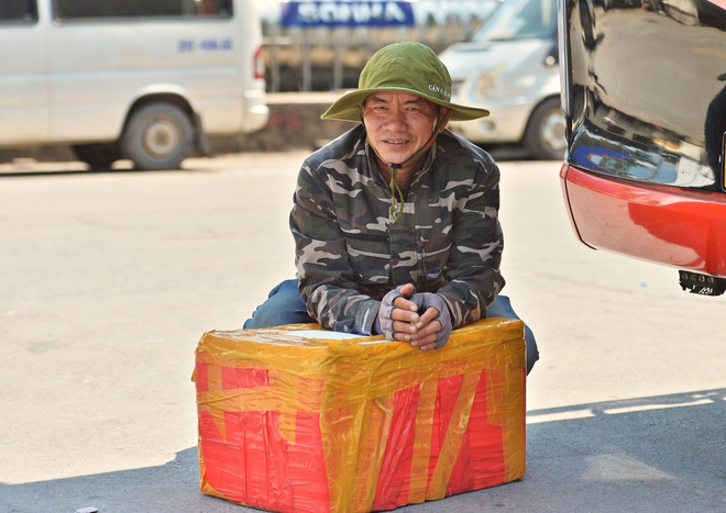 Người lao động oằn m&igrave;nh, kiệt sức l&agrave;m việc dưới nắng n&oacute;ng đỉnh điểm ở H&agrave; Nội- Ảnh 3.