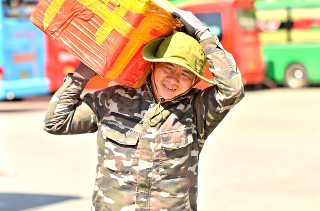 Người lao động oằn m&igrave;nh, kiệt sức l&agrave;m việc dưới nắng n&oacute;ng đỉnh điểm ở H&agrave; Nội- Ảnh 4.