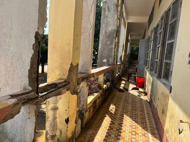 Trường nội trú Quảng Trị xuống cấp nghiêm trọng, lan can gãy, bê tông rơi từ trần nhà- Ảnh 5. Trường nội trú Quảng Trị xuống cấp nghiêm trọng, lan can gãy, bê tông rơi từ trần nhà- Ảnh 5.