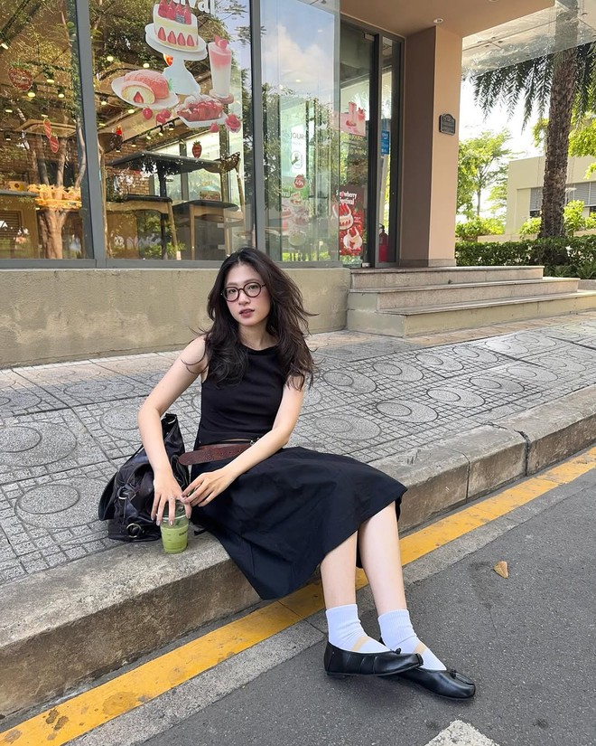 Phối đồ mùa hè thoải mái mà vẫn xinh cùng giày búp bê- Ảnh 1. Phối đồ mùa hè thoải mái mà vẫn xinh cùng giày búp bê- Ảnh 1.