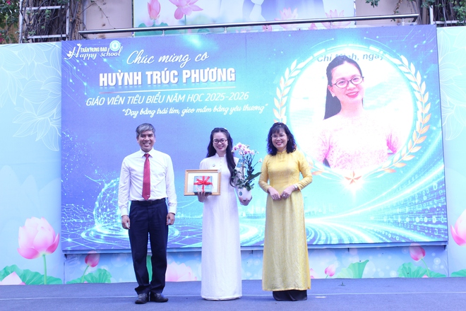 Ng&agrave;y tổng kết năm học, c&acirc;u chuyện x&uacute;c động ở s&acirc;n trường - Ảnh 7.