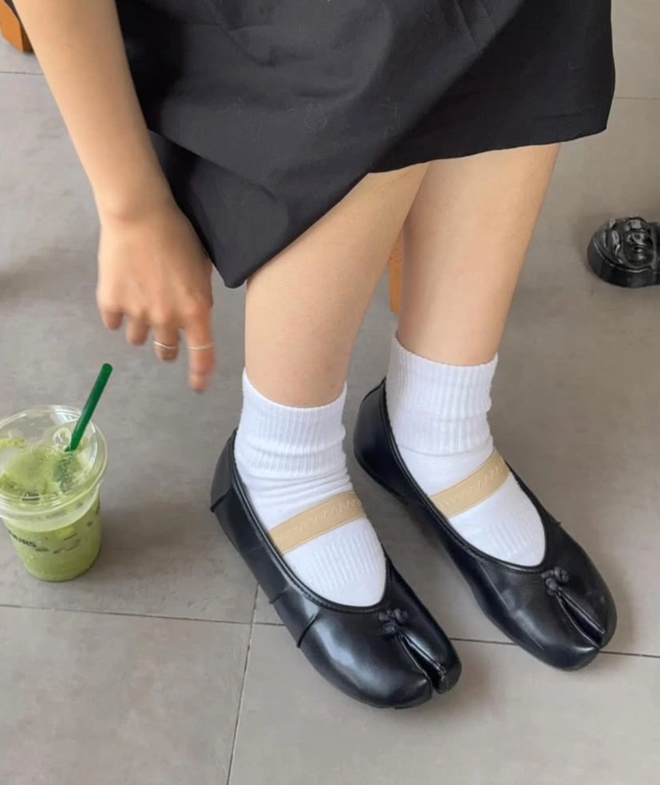 Phối đồ mùa hè thoải mái mà vẫn xinh cùng giày búp bê- Ảnh 2. Phối đồ mùa hè thoải mái mà vẫn xinh cùng giày búp bê- Ảnh 2.