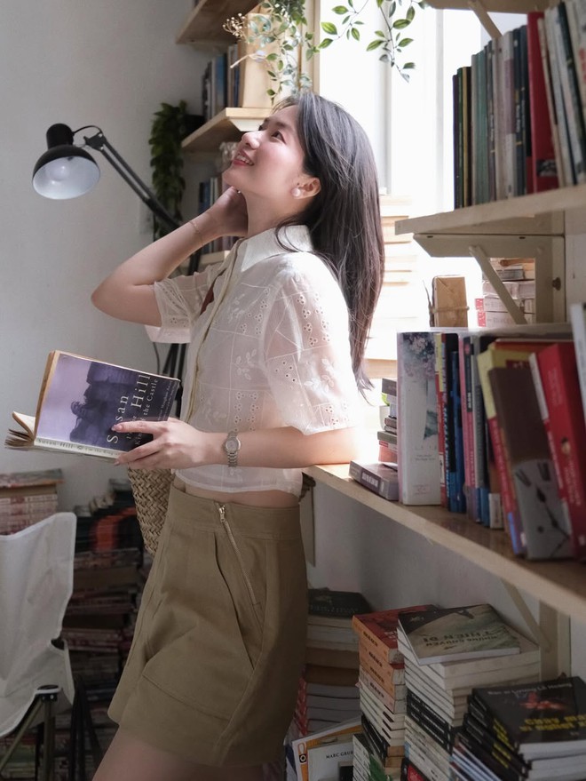 Càng đơn giản càng nổi bật với áo sơ mi dáng ngắn- Ảnh 2. Càng đơn giản càng nổi bật với áo sơ mi dáng ngắn- Ảnh 2.