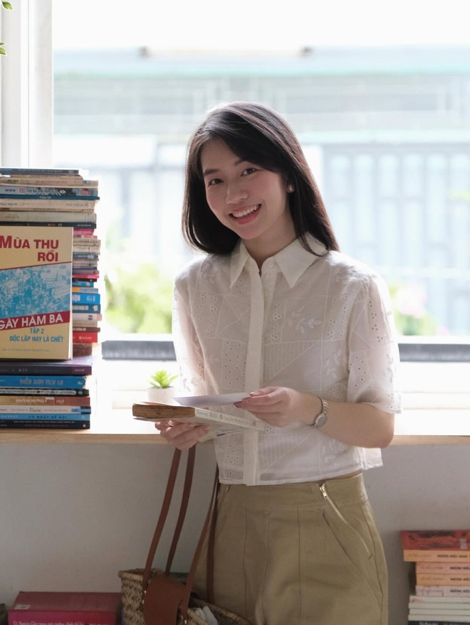 Càng đơn giản càng nổi bật với áo sơ mi dáng ngắn- Ảnh 1. Càng đơn giản càng nổi bật với áo sơ mi dáng ngắn- Ảnh 1.