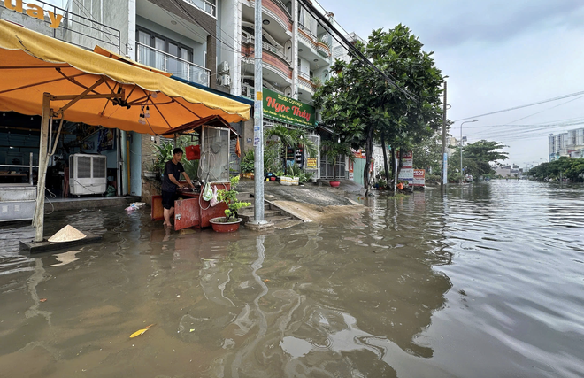 Rốn ngập ở TP.HCM 'thay da đổi thịt': Người dân 'quá vui' vì thoát cảnh lội nước - Ảnh 9.