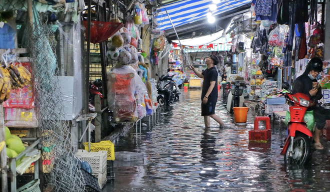 Rốn ngập ở TP.HCM 'thay da đổi thịt': Người dân 'quá vui' vì thoát cảnh lội nước - Ảnh 16.