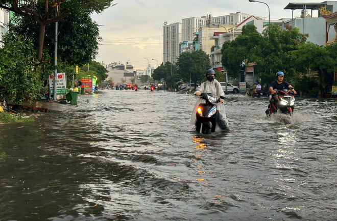 Rốn ngập ở TP.HCM 'thay da đổi thịt': Người dân 'quá vui' vì thoát cảnh lội nước - Ảnh 11.