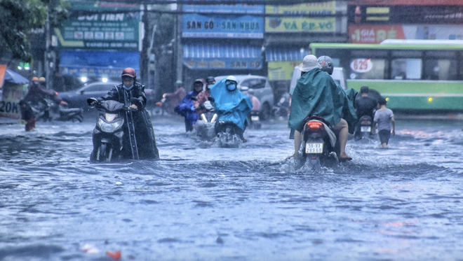 Rốn ngập ở TP.HCM 'thay da đổi thịt': Người dân 'quá vui' vì thoát cảnh lội nước - Ảnh 20.