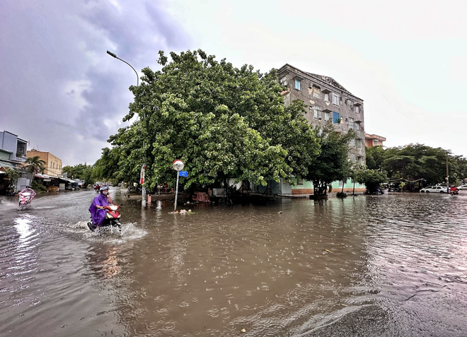 Rốn ngập ở TP.HCM 'thay da đổi thịt': Người dân 'quá vui' vì thoát cảnh lội nước - Ảnh 22.