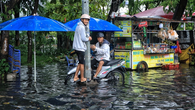 Rốn ngập ở TP.HCM 'thay da đổi thịt': Người dân 'quá vui' vì thoát cảnh lội nước - Ảnh 3.
