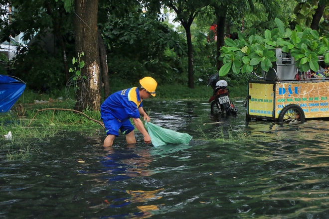 Rốn ngập ở TP.HCM 'thay da đổi thịt': Người dân 'quá vui' vì thoát cảnh lội nước - Ảnh 2.