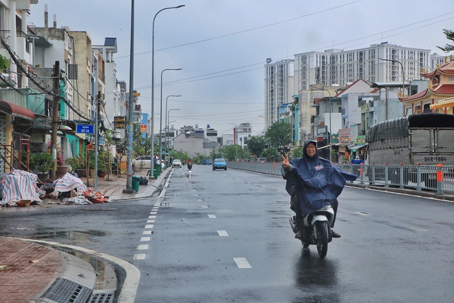 Rốn ngập ở TP.HCM 'thay da đổi thịt': Người dân 'quá vui' vì thoát cảnh lội nước - Ảnh 12.