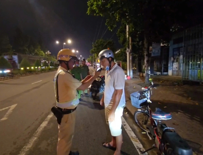 Say xỉn, vờ v&agrave;o tiệm sửa xe khi bị CSGT TP.HCM kiểm tra nồng độ cồn- Ảnh 2.