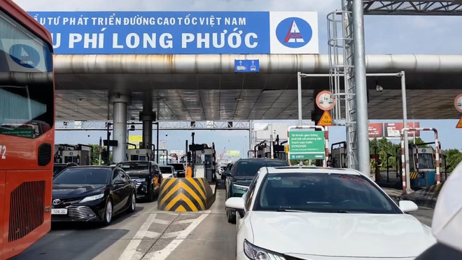 Cao tốc TP.HCM - Long Th&agrave;nh - Dầu Gi&acirc;y &ugrave;n ứ hơn 10 km, cửa ng&otilde;  - Ảnh 1.