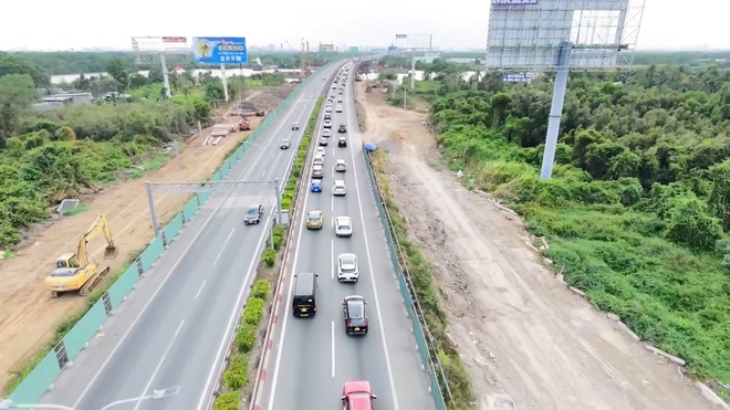 Cao tốc TP.HCM - Long Th&agrave;nh - Dầu Gi&acirc;y &ugrave;n ứ hơn 10 km, cửa ng&otilde;  - Ảnh 2.