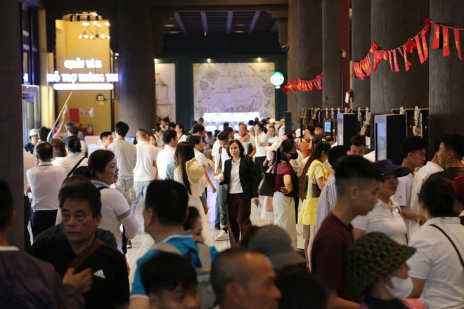 Dịp lễ 30.4 - 1.5: Đổ x&ocirc; len hang, ngắm 'Ngộ Kh&ocirc;ng' tr&ecirc;n vịnh Hạ Long  - Ảnh 7.