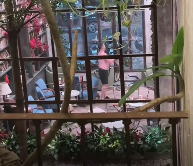 Khách nước ngoài đập phá quán cà phê ở trung tâm Đà Nẵng, thiệt hại lớn - Ảnh 4.