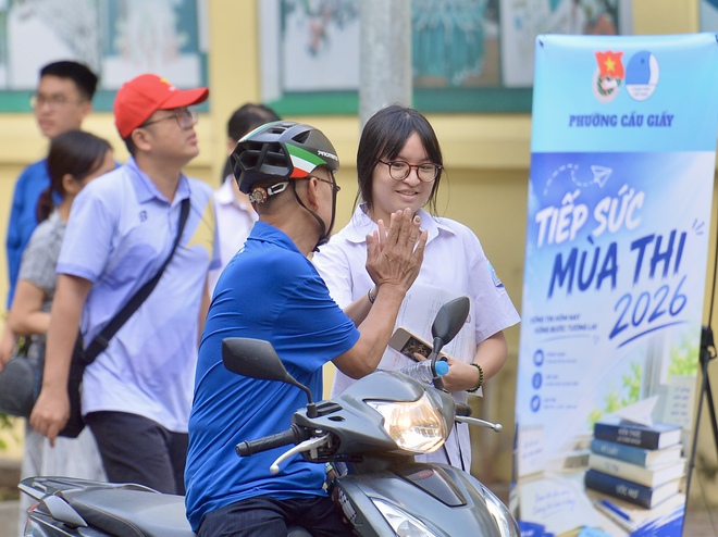 Đưa con vượt 30 km thi vào lớp 10, bố bóp vai mong con viết văn thật tốt- Ảnh 5. Đưa con vượt 30 km thi vào lớp 10, bố bóp vai mong con viết văn thật tốt- Ảnh 5.