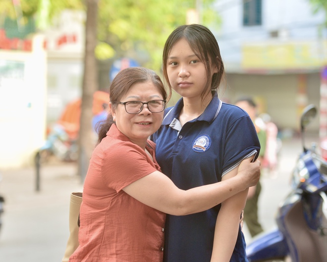 Đưa con vượt 30 km thi vào lớp 10, bố bóp vai mong con viết văn thật tốt- Ảnh 6. Đưa con vượt 30 km thi vào lớp 10, bố bóp vai mong con viết văn thật tốt- Ảnh 6.